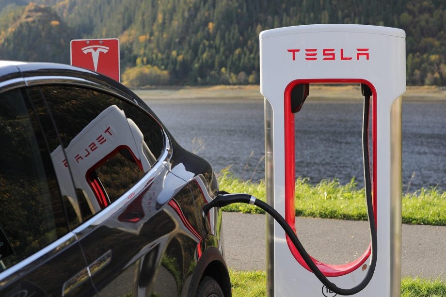 Tweedehands elektrische auto die oplaadt bij een publieke laadpaal