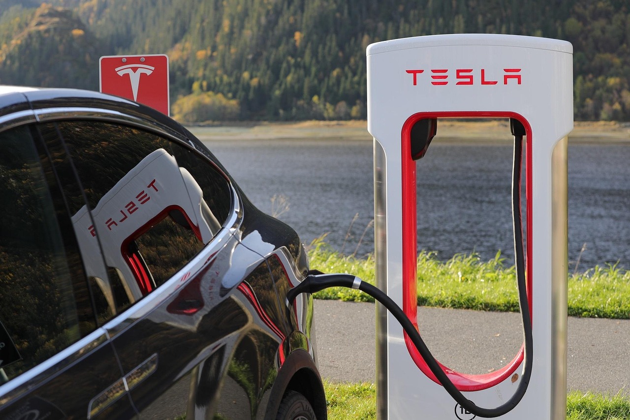 Tweedehands elektrische auto die oplaadt bij een publieke laadpaal