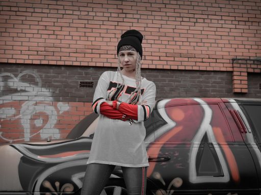 Man in oversized hoodie en wijde cargopants als voorbeeld van streetwear stijl