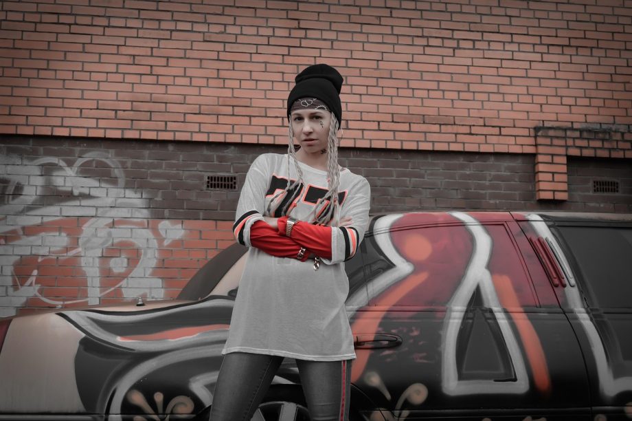 Man in oversized hoodie en wijde cargopants als voorbeeld van streetwear stijl