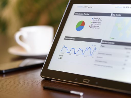 Voetbalanalist bekijkt statistieken en data op een scherm